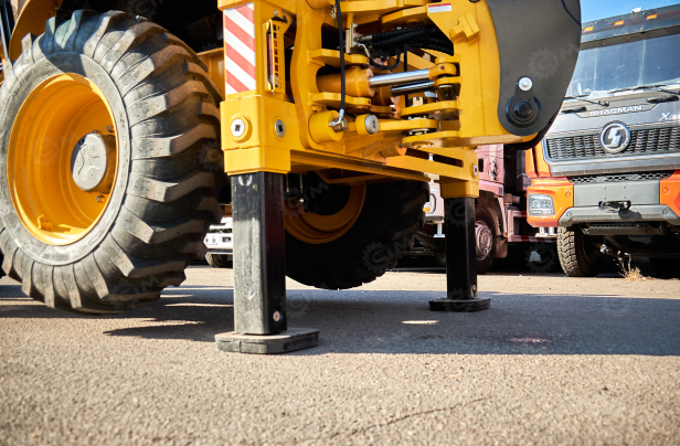 Экскаватор-погрузчик YUGONG 488CX дв YUCHAI, мосты и КП carraro, печка под сиденье, телескопическая стрела,SRS, быстросъем, ковш 6в1. Фото 15