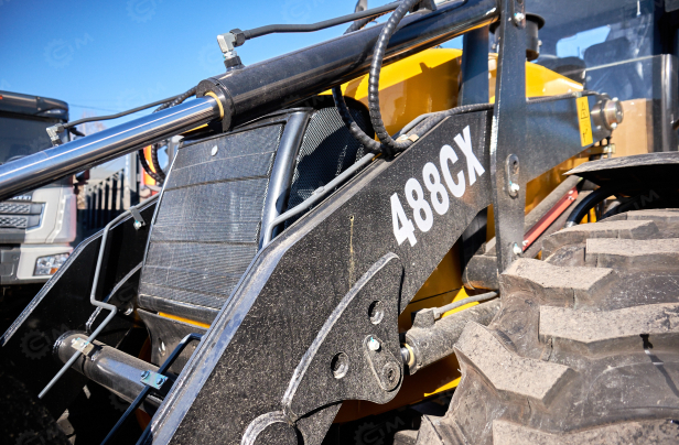 Экскаватор-погрузчик YUGONG 488CX дв YUCHAI, мосты и КП carraro, печка под сиденье, телескопическая стрела,SRS, быстросъем, ковш 6в1. Фото 24