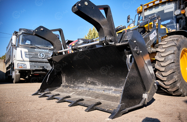 Экскаватор-погрузчик YUGONG 488CX дв YUCHAI, мосты и КП carraro, печка под сиденье, телескопическая стрела,SRS, быстросъем, ковш 6в1. Фото 27