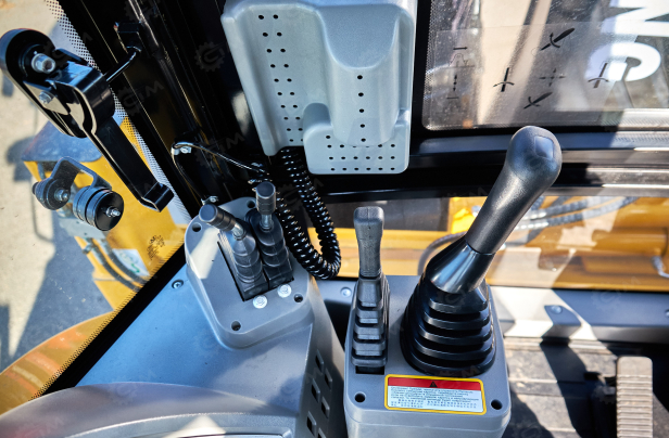 Экскаватор-погрузчик YUGONG 488CX дв YUCHAI, мосты и КП carraro, печка под сиденье, телескопическая стрела,SRS, быстросъем, ковш 6в1. Фото 33