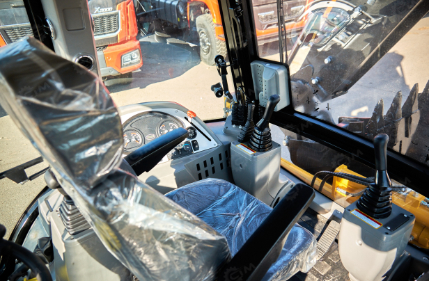 Экскаватор-погрузчик YUGONG 488CX дв YUCHAI, мосты и КП carraro, печка под сиденье, телескопическая стрела,SRS, быстросъем, ковш 6в1. Фото 38