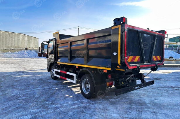 Самосвал ISUZU 4x2 дв 139kw гп 6 тонн кузов 3820х2100х1000 черный, никелированный бампер. Фото 2