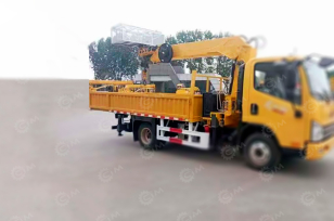 Бортовой грузовик ISUZU 4x4 самосвальный кузов дв 139kw гп 6т с кму гп 5т высота подъема 20м, с корзиной. Фото 2