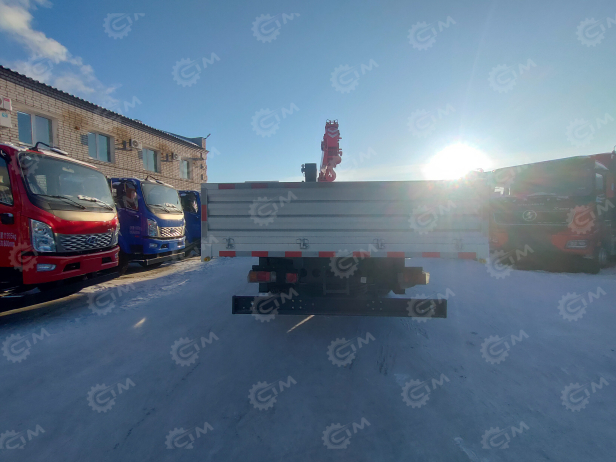 Бортовой грузовик ISUZU 4x2 дв 151kw гп 10 тонн c кму UNIC URV806 гп 8 тонн 6 секций 19м кузов 6500х2450х550 корзина. Фото 6