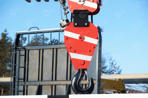 Бортовой грузовик ISUZU 4x2 дв 151kw гп 10 тонн c кму UNIC URV806 гп 8 тонн 6 секций 19м кузов 6500х2450х550 корзина. Фото 9