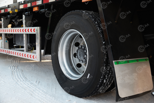 Бортовой грузовик ISUZU 4x2 дв 151kw гп 10 тонн c кму UNIC URV806 гп 8 тонн 6 секций 19м кузов 6500х2450х550 корзина. Фото 11