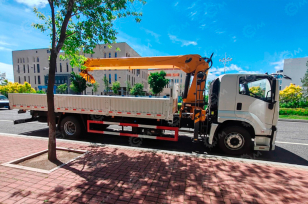 Бортовой грузовик ISUZU 4x2 дв 151kw гп 10 тонн с КМУ CHANG XING SQS200-5 гп 8 тонн 5 секций 18,5м корзина, ямобур диаметр 400мм глубина 3м. Фото 2