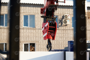 Бортовой грузовик ISUZU 4x2 дв 151kw гп 10 тонн c кму UNIC URV806 гп 8 тонн 6 секций 19м кузов 6500х2450х550 корзина. Фото 13