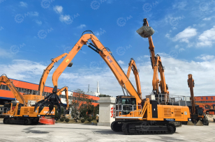 Перегружатель гусеничный YONGGONG YGZ520 с подъемной кабиной, грейферный ковш 3м3. Фото 2