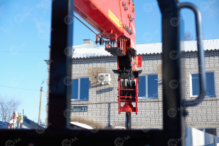 Бортовой грузовик ISUZU 4x2 дв 151kw гп 10 тонн c кму UNIC URV806 гп 8 тонн 6 секций 19м кузов 7500х2450х550 корзина. Фото 5