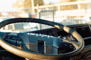 Бортовой грузовик ISUZU 4x2 дв 151kw гп 10 тонн c кму UNIC URV806 гп 8 тонн 6 секций 19м кузов 7500х2450х550 корзина. Фото 6