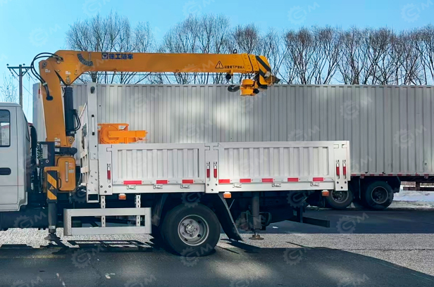 Бортовой грузовик ISUZU 4x4 дв 96kw кму XCMG SQS68-4, гп 3,2т стрела 10,2м кузов 4300х2400х550. Фото 2