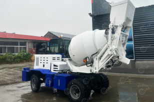 Самозагружающий самоходный бетоносмеситель YUGONG SDM1200. Фото 1