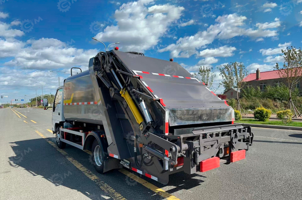 Мусоровоз на шасси ISUZU 4x4 дв 96Kw объем 5м3 задняя загрузка. Фото 2