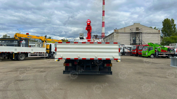 Бортовой грузовик ISUZU 4x2 дв 139kw гп 6т, c КМУ UNIC URV635YK гп 6,3т 5 секций, стрела 13.38м, кузов 6000*2450*600 люлька, спальник. Фото 6