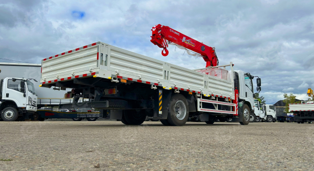 Бортовой грузовик ISUZU 4x2 дв 139kw гп 6т, c КМУ UNIC URV635YK гп 6,3т 5 секций, стрела 13.38м, кузов 6000*2450*600 люлька, спальник. Фото 7