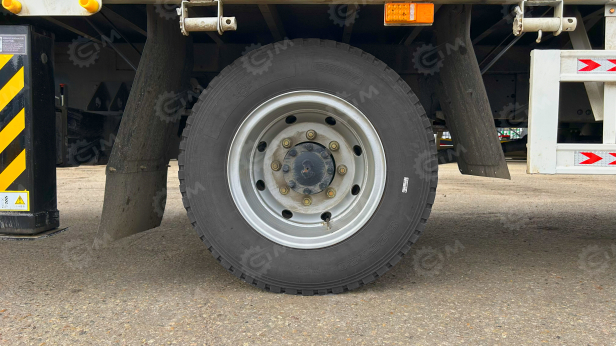 Бортовой грузовик ISUZU 4x2 дв 139kw гп 6т, c КМУ UNIC URV635YK гп 6,3т 5 секций, стрела 13.38м, кузов 6000*2450*600 люлька, спальник. Фото 10