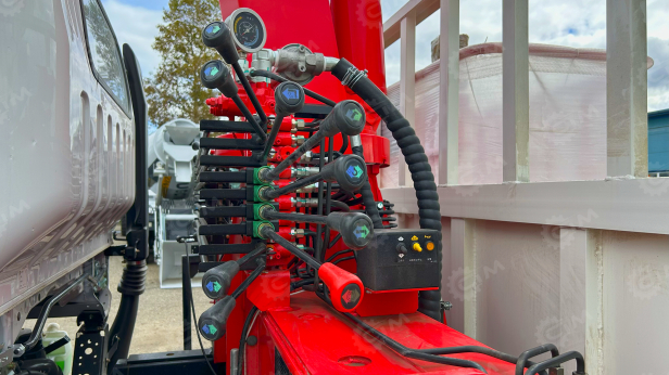 Бортовой грузовик ISUZU 4x2 дв 139kw гп 6т, c КМУ UNIC URV635YK гп 6,3т 5 секций, стрела 13.38м, кузов 6000*2450*600 люлька, спальник. Фото 14