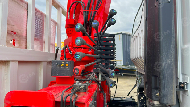 Бортовой грузовик ISUZU 4x2 дв 139kw гп 6т, c КМУ UNIC URV635YK гп 6,3т 5 секций, стрела 13.38м, кузов 6000*2450*600 люлька, спальник. Фото 18