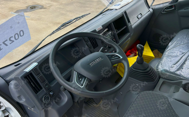 Бортовой грузовик ISUZU 4x2 дв 139kw гп 6т, c КМУ UNIC URV635YK гп 6,3т 5 секций, стрела 13.38м, кузов 6000х2450х550 без спальника и задних аутригеров. Фото 3