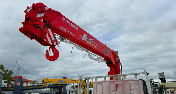 Бортовой грузовик ISUZU 4x2 дв 139kw гп 6т, c КМУ UNIC URV635YK гп 6,3т 5 секций, стрела 13.38м, кузов 6000х2450х550 без спальника и задних аутригеров. Фото 6