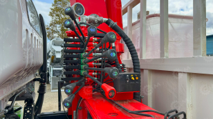 Бортовой грузовик ISUZU 4x2 дв 139kw гп 6т, c КМУ UNIC URV635YK гп 6,3т 5 секций, стрела 13.38м, кузов 6000*2450*600 люлька, спальник. Фото 14