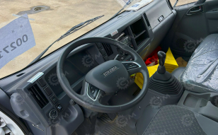 Бортовой грузовик ISUZU 4x2 дв 139kw гп 6т, c КМУ UNIC URV635YK гп 6,3т 5 секций, стрела 13.38м, кузов 6000х2450х550 без спальника и задних аутригеров. Фото 3