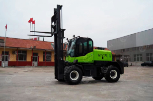 Внедорожный вилочный погрузчик ZHONGHAN Т50A гп 5т высота подъема 4.5м, шарнирно-сочленённая рама, дополнительная гидролиния, ковш 0,75м3 (для сыпучих материалов). Фото 1