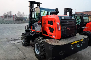 Внедорожный вилочный погрузчик ZHONGHAN Т50A гп 5т высота подъема 4.5м, шарнирно-сочленённая рама, дополнительная гидролиния, ковш 0,75м3 (для сыпучих материалов). Фото 2