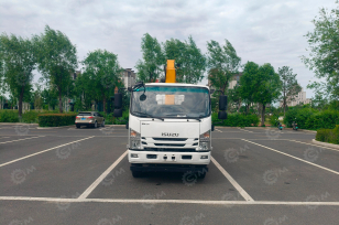 Бортовой грузовик ISUZU 4x2 дв 139kw гп 6т, c КМУ XCMG SQS157 гп 6,3т 4 секции 12.8м кузов 6000х2400х550 колеса 8.25R20 спальник, задние аутригеры, нижнее управление. Фото 1
