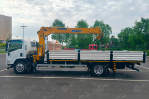 Бортовой грузовик ISUZU 4x2 дв 139kw гп 6т, c КМУ XCMG SQS157 гп 6,3т 4 секции 12.8м кузов 6000х2400х550 колеса 8.25R20 спальник, задние аутригеры, нижнее управление. Фото 2