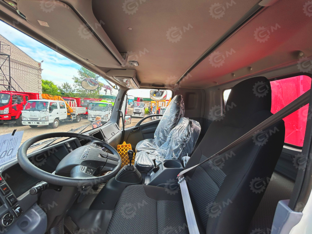 Бортовой грузовик ISUZU 4x4 дв 151kw гп 10 тонн c кму UNIC URV806 гп 8 тонн 6 секций 19м кузов 6500х2450х550 корзина. Фото 2