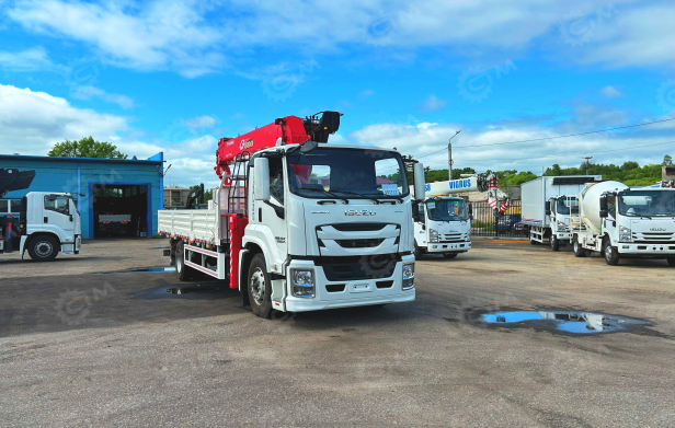 Бортовой грузовик ISUZU 4x4 дв 151kw гп 10 тонн c кму UNIC URV806 гп 8 тонн 6 секций 19м кузов 6500х2450х550 корзина. Фото 3