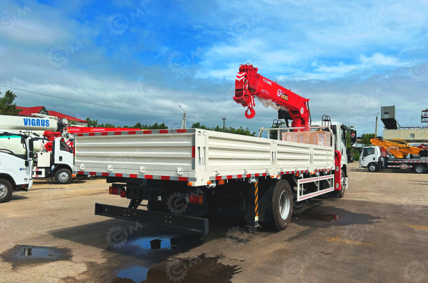 Бортовой грузовик ISUZU 4x4 дв 151kw гп 10 тонн c кму UNIC URV806 гп 8 тонн 6 секций 19м кузов 6500х2450х550 корзина. Фото 5