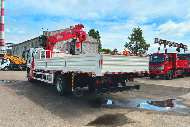 Бортовой грузовик ISUZU 4x4 дв 151kw гп 10 тонн c кму UNIC URV806 гп 8 тонн 6 секций 19м кузов 6500х2450х550 корзина. Фото 7