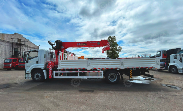 Бортовой грузовик ISUZU 4x4 дв 151kw гп 10 тонн c кму UNIC URV806 гп 8 тонн 6 секций 19м кузов 6500х2450х550 корзина. Фото 8