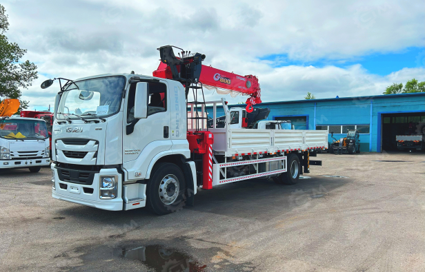 Бортовой грузовик ISUZU 4x4 дв 151kw гп 10 тонн c кму UNIC URV806 гп 8 тонн 6 секций 19м кузов 6500х2450х550 корзина. Фото 9