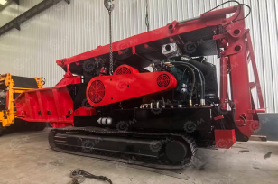 Измельчитель древесины HX1400DYK-1100 на гусеничном ходу, диаметр исходного материала 450мм, производительность 25-30т/ч. Фото 1