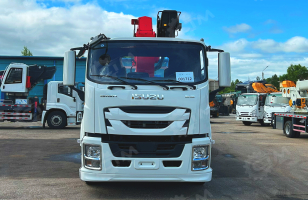 Бортовой грузовик ISUZU 4x4 дв 151kw гп 10 тонн c кму UNIC URV806 гп 8 тонн 6 секций 19м кузов 6500х2450х550 корзина. Фото 1