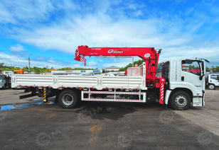 Бортовой грузовик ISUZU 4x4 дв 151kw гп 10 тонн c кму UNIC URV806 гп 8 тонн 6 секций 19м кузов 6500х2450х550 корзина. Фото 4