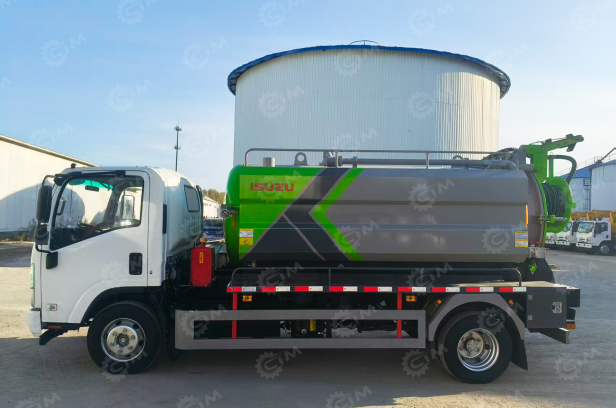 Илосос с размывом (каналопромывочная машина) на шасси ISUZU 4x2 дв 139kw бочка для сточных вод 4м³, чистой воды 2м³ насос XD-240 подъем цистерны под углом 60° подогрев баков. Фото 2