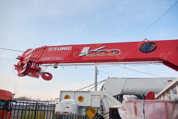 Бортовой грузовик ISUZU 4x2 гп 6т дв 139кВт c кму UNIC URV505 гп 5т 5 секций стрела 13,14 м кузов 6000*2450*550мм задние аутригеры спальник люлька. Фото 3