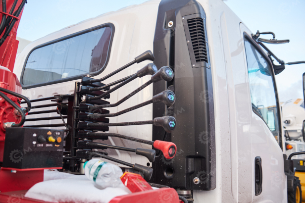 Бортовой грузовик ISUZU 4x2 гп 6т дв 139кВт c кму UNIC URV505 гп 5т 5 секций стрела 13,14 м кузов 6000*2450*550мм задние аутригеры спальник люлька. Фото 5