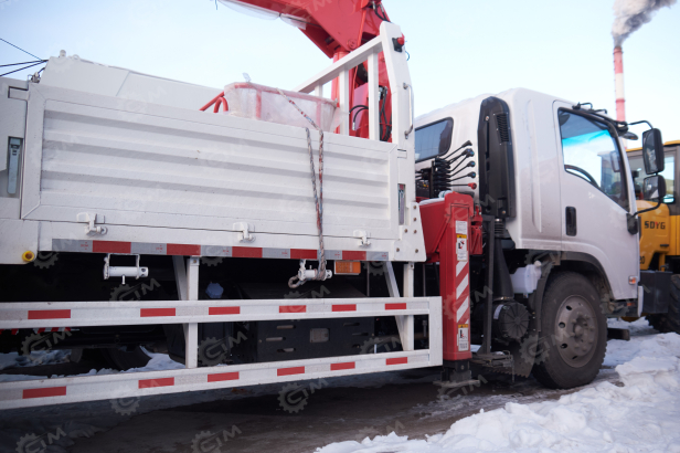 Бортовой грузовик ISUZU 4x2 гп 6т дв 139кВт c кму UNIC URV505 гп 5т 5 секций стрела 13,14 м кузов 6000*2450*550мм задние аутригеры спальник люлька. Фото 7