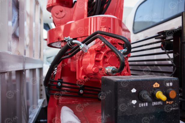 Бортовой грузовик ISUZU 4x2 гп 6т дв 139кВт c кму UNIC URV505 гп 5т 5 секций стрела 13,14 м кузов 6000*2450*550мм задние аутригеры спальник люлька. Фото 11