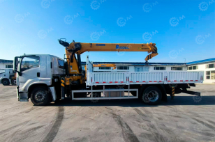 Бортовой грузовик ISUZU 4x4 дв 177kw c кму XCMG SQS200-5 гп 8 тонн 5 секций 18.6м кузов 7500х2450х550mm. Фото 2