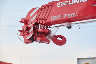 Бортовой грузовик ISUZU 4x2 гп 6т дв 139кВт c кму UNIC URV505 гп 5т 5 секций стрела 13,14 м кузов 6000*2450*550мм задние аутригеры спальник люлька. Фото 2