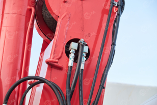 Бортовой грузовик ISUZU 4x2 гп 6т дв 139кВт c кму UNIC URV505 гп 5т 5 секций стрела 13,14 м кузов 6000*2450*550мм задние аутригеры спальник люлька. Фото 9