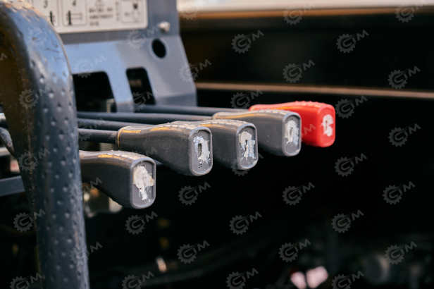 Бортовой грузовик ISUZU 4x2 дв 151kw гп 10 тонн кузов КМУ XCMG SQS200-5 гп 8т 5 секций стрела 18,6м кузов 7м. Фото 3