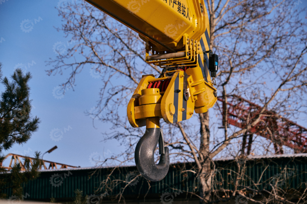 Бортовой грузовик ISUZU 4x2 дв 151kw гп 10 тонн кузов КМУ XCMG SQS200-5 гп 8т 5 секций стрела 18,6м кузов 7м. Фото 4